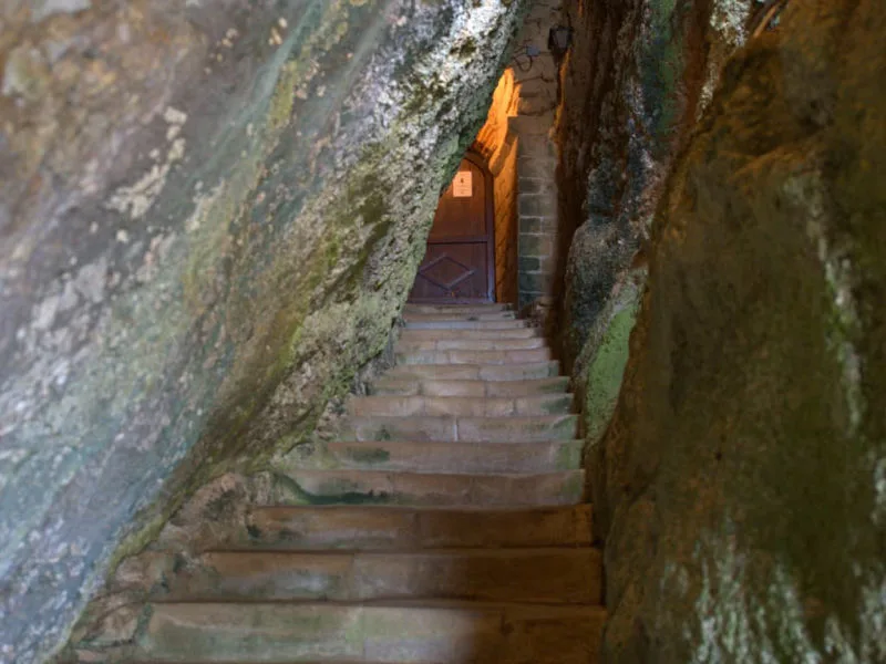 Eglise rupestre de Vals (Ariège ; photographie : Philipe Contal, 2014) Eglise rupestre de Vals (Ariège ; photographie : Philipe Contal, 2014)