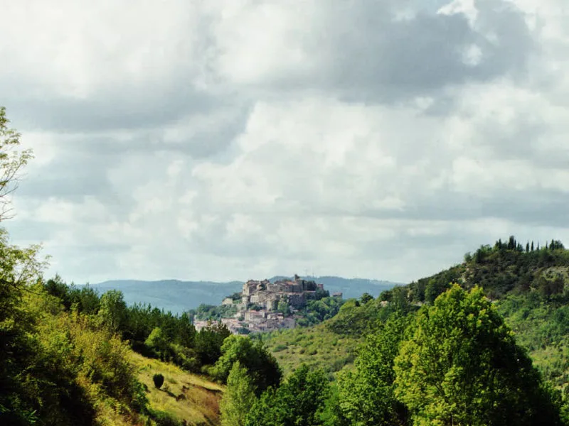 Cité médiévale de Cordes-sur-Ciel (Tarn ; photographie : Philippe Contal, 1997)