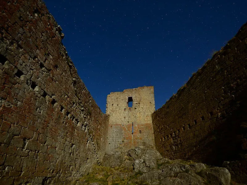 Vue nocturne de la cour et du donjon du château de Montségur, Ariège (photographie : Philippe Contal, 2013)