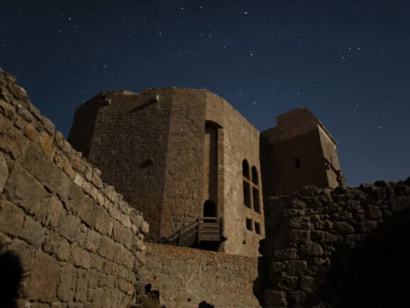 Vue nocturne du donjon de Quéribus, forteresse cathare (Corbières, Aude ; photographie : Philippe Contal, 2016) Vue nocturne du donjon de Quéribus, forteresse cathare (Corbières, Aude ; photographie : Philippe Contal, 2016)