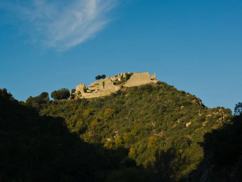 Quelques heures après l'éclipse totale de la lune, le château de Termes brille dans la lumière jaune du soleil levant (Termenès, Corbières, Aude, Pays cathare ; photographie : Philippe Contal, 2015)