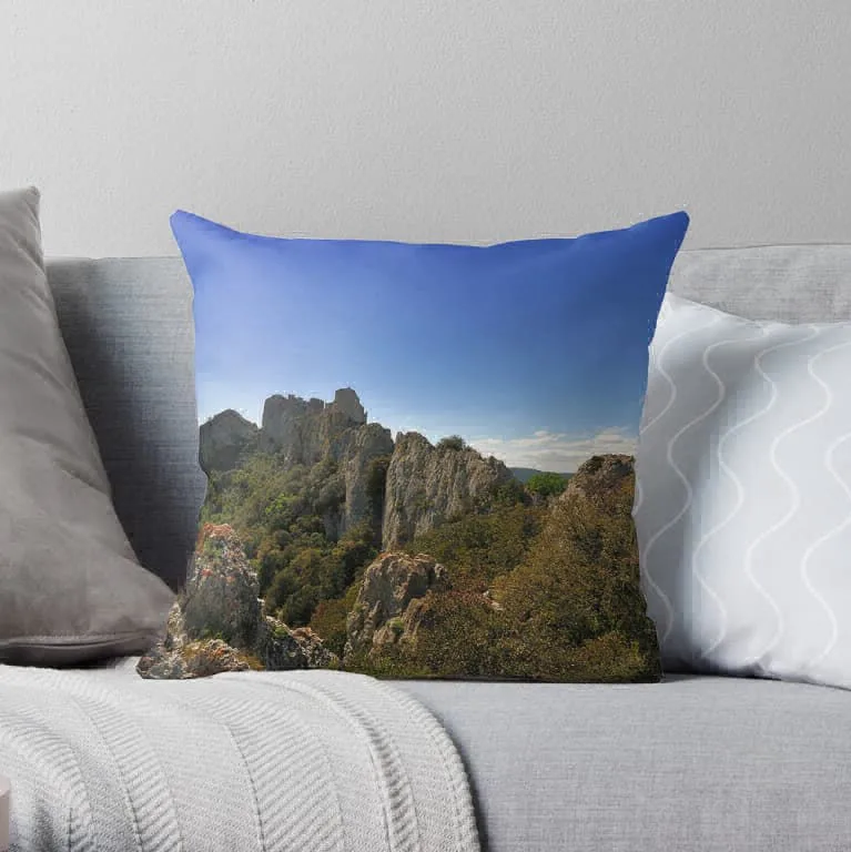 Décoration intérieure (coussin) : château de Peyrepertuse (Corbières, Aude, Pays cathare ; photographie : Philippe Contal)