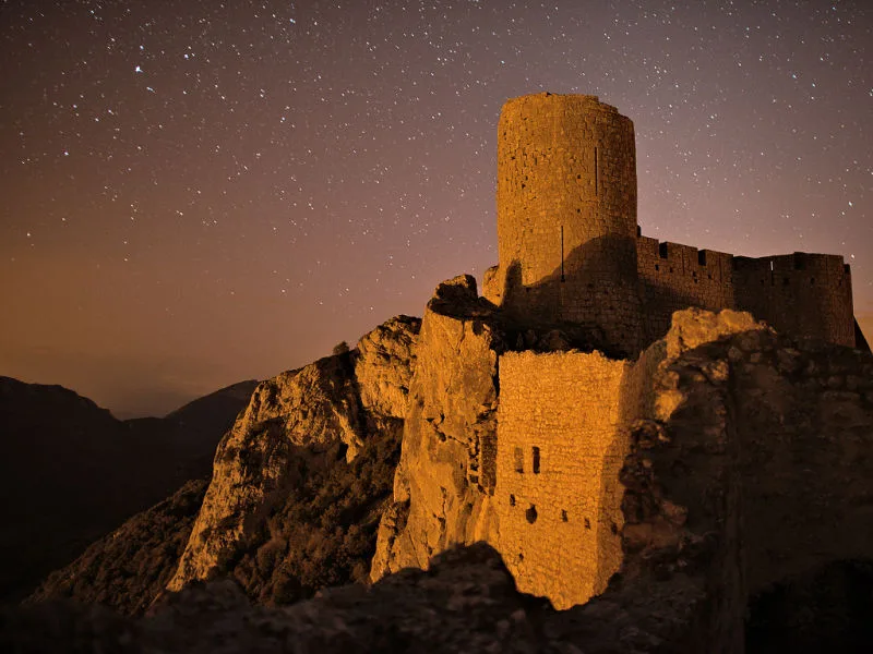 Vue nocturne du château de Peyrepertuse (Photographie : Philippe Contal, 2014)
