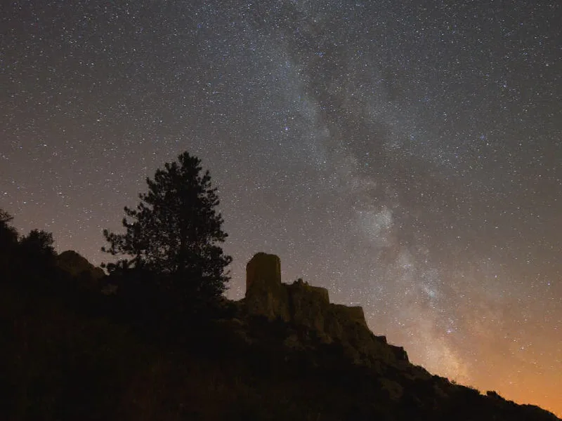 Le château cathare de Quéribus en vue nocturne avec la Voie lactée (Corbières, Aude ; photographie : Philippe Contal, 2013) Le château cathare de Quéribus en vue nocturne avec la Voie lactée (Corbières, Aude ; photographie : Philippe Contal, 2013)