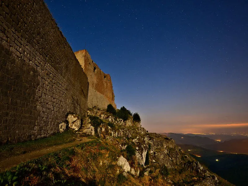 Château de Montségur et village médiéval (photographie nocturne : Philippe Contal, 2013)