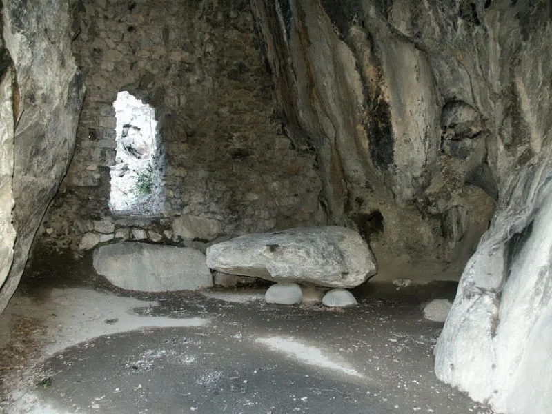 Grotte d'Ornolac (« Bethléem », Ussat-les-Bains, Ariège ; photographie : Philippe Contal, 2004) Grotte d'Ornolac (« Bethléem », Ussat-les-Bains, Ariège ; photographie : Philippe Contal, 2004)