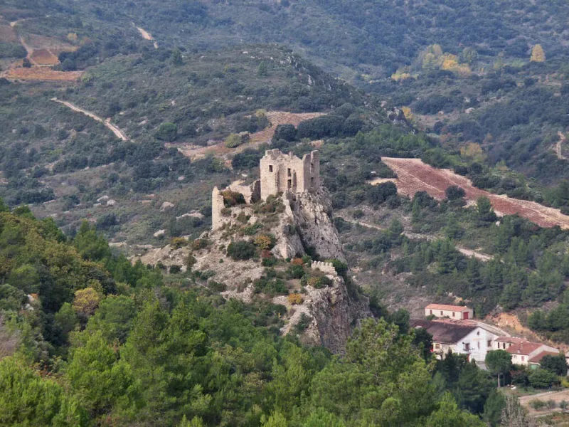 Le château de Padern depuis les hauteurs du Sentier cathare (Aude ; photographie : Philippe Contal, 2004)