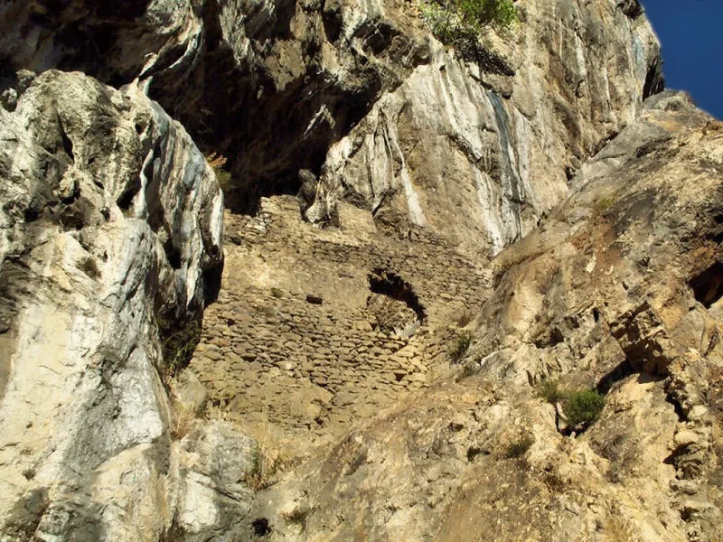 Spoulga (grotte fortifiée) de Bouan, dans la Vallée de l'Ariège (Ussat-les-Bains ; photographie : Philippe Contal, 2001) Spoulga (grotte fortifiée) de Bouan, dans la Vallée de l'Ariège (Ussat-les-Bains ; photographie : Philippe Contal, 2001)