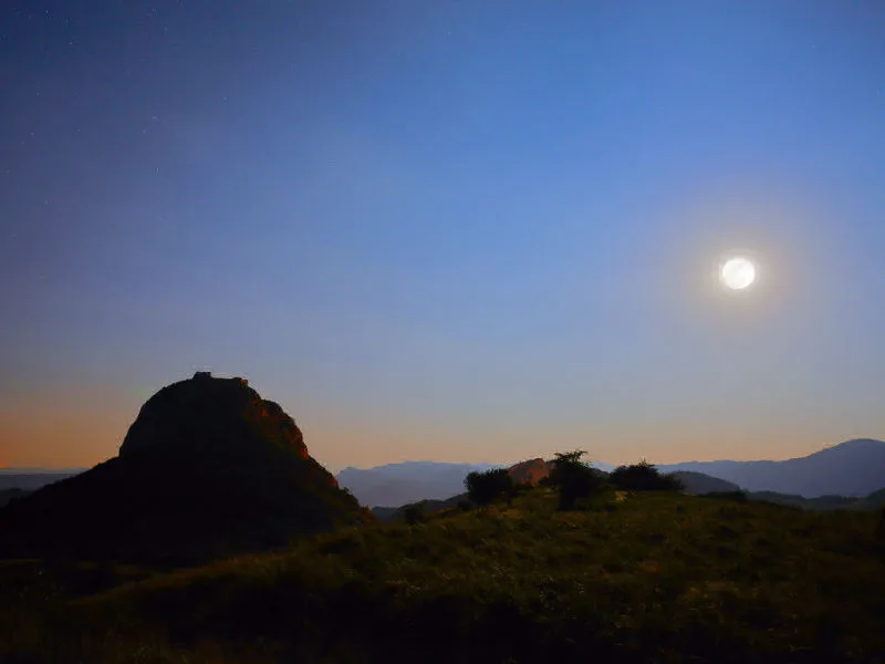 Le pog de Montségur sous la pleine lune (photographie : Philippe Contal, 2013)
