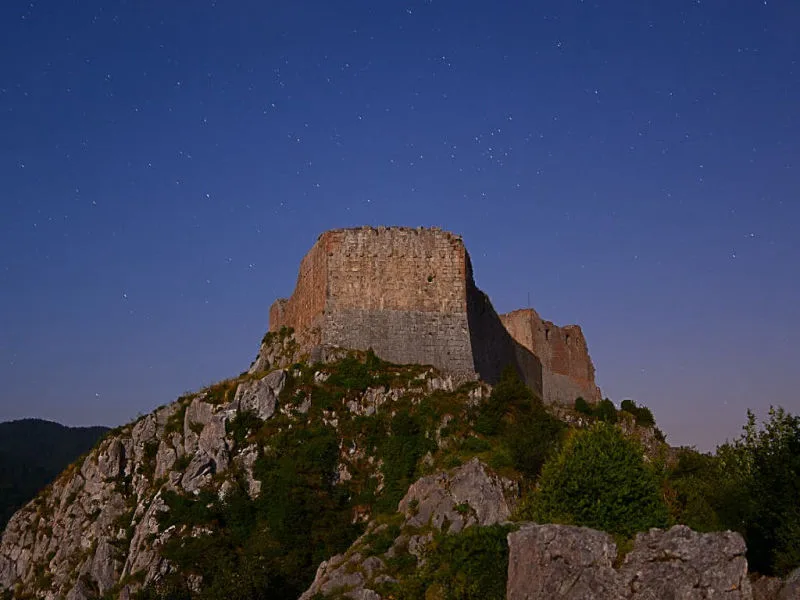Vue nocturne du mur-bouclier du château de Montségur (photographie : Philippe Contal, 2013)
