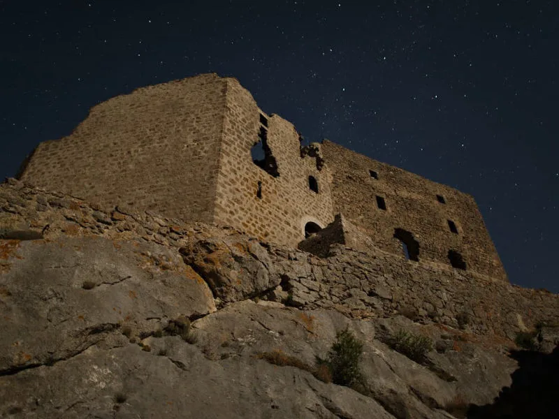 Le donjon de la citadelle de Quéribus en vue nocturne (Corbières, Aude ; photographie nocturne : Philippe Contal, 2016) Le donjon de la citadelle de Quéribus en vue nocturne (Corbières, Aude ; photographie nocturne : Philippe Contal, 2016)