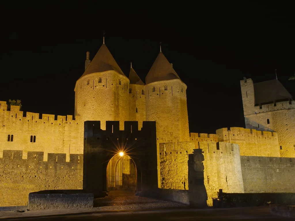 La Porte narbonnaise en vue nocturne (Aude, Pays cathare ; photographie : Philippe Contal, 2015)