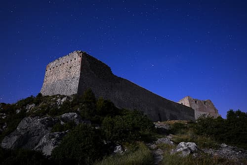 Le château de Montségur sous les étoiles (Ariège ; photographie nocturne : Philippe Contal, 2013)