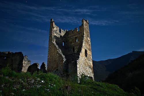 Le château de Miglos au clair de lune (Ariège ; photographie : Philippe Contal, 2014 ; 5ᵉ place au concours Wiki Loves Monuments France 2019 sur 8 330 images)