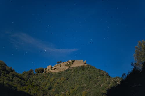 Eclipse de la lune au château de Termes (Corbières, Aude, Pays cathare ; photographie : Philippe Contal, 2015)