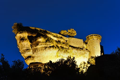 Le château de Peyrelade (Aveyron ; photographie nocturne : Philippe Contal, 2017)