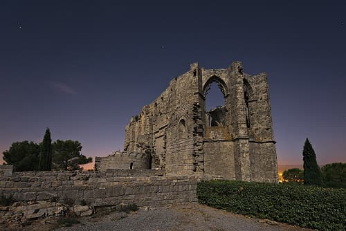 L'abbaye Saint-Félix-de-Monceau (Hérault ; photographie : Philippe Contal, 2018) | Primée au concours Wiki Loves Monuments 2018 (deuxième place dans le classement français)