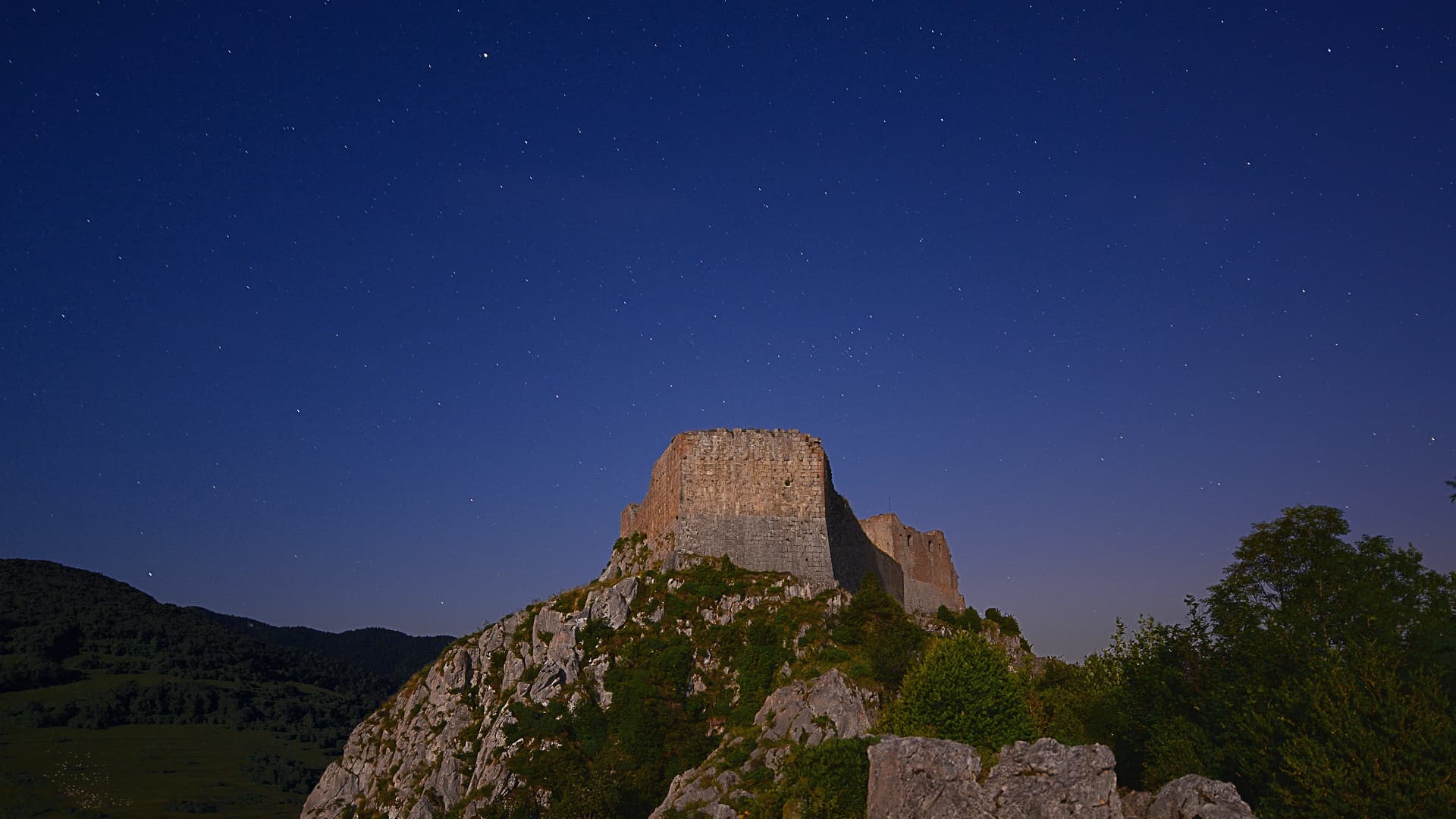 Le château de Montségur de nuit (Ariège ; photographie nocturne : Philippe Contal, 2013)