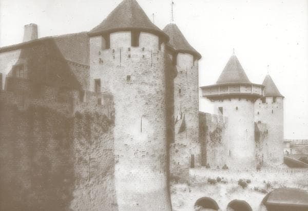 Le château comtal (vicomtal) de la Cité médiévale de Carcassonne (Aude, Pays cathare ; photographie sur verre, début XXᵉ siècle, Office de Tourisme de Carcassonne)