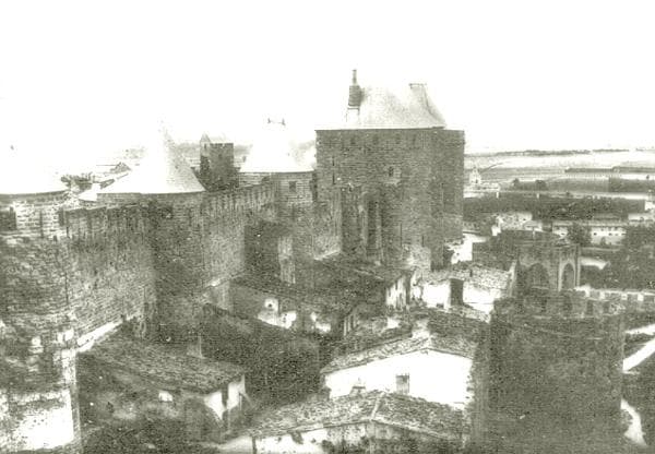 Les lices de la Cité médiévale de Carcassonne avant leur dégagement (Aude, Pays cathare ; photographie sur verre, début XXᵉ siècle, Office de Tourisme de Carcassonne)