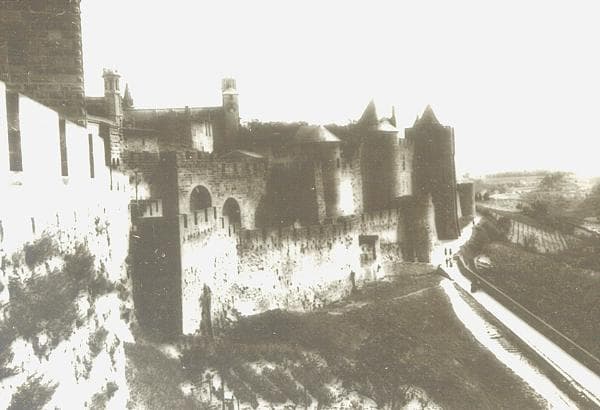 La Porte d'Aude Cité de la médiévale de Carcassonne depuis les remparts (Aude, Pays cathare ; photographie sur verre, début XXᵉ siècle, Office de Tourisme de Carcassonne)