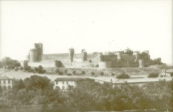 Vue d'ensemble (nord) de la Cité médiévale de Carcassonne (Aude, Pays cathare ; photographie sur verre, début XXᵉ siècle, Office de Tourisme de Carcassonne)