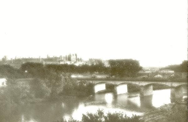 Vue d'ensemble (ouest) de la Cité médiévale de Carcassonne (Aude, Pays cathare ; photographie sur verre, début XXᵉ siècle, Office de Tourisme de Carcassonne)