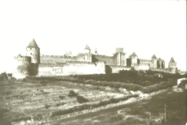 Vue d'ensemble (sud) de la Cité médiévale de Carcassonne (Aude, Pays cathare ; photographie sur verre, début XXᵉ siècle, Office de Tourisme de Carcassonne)