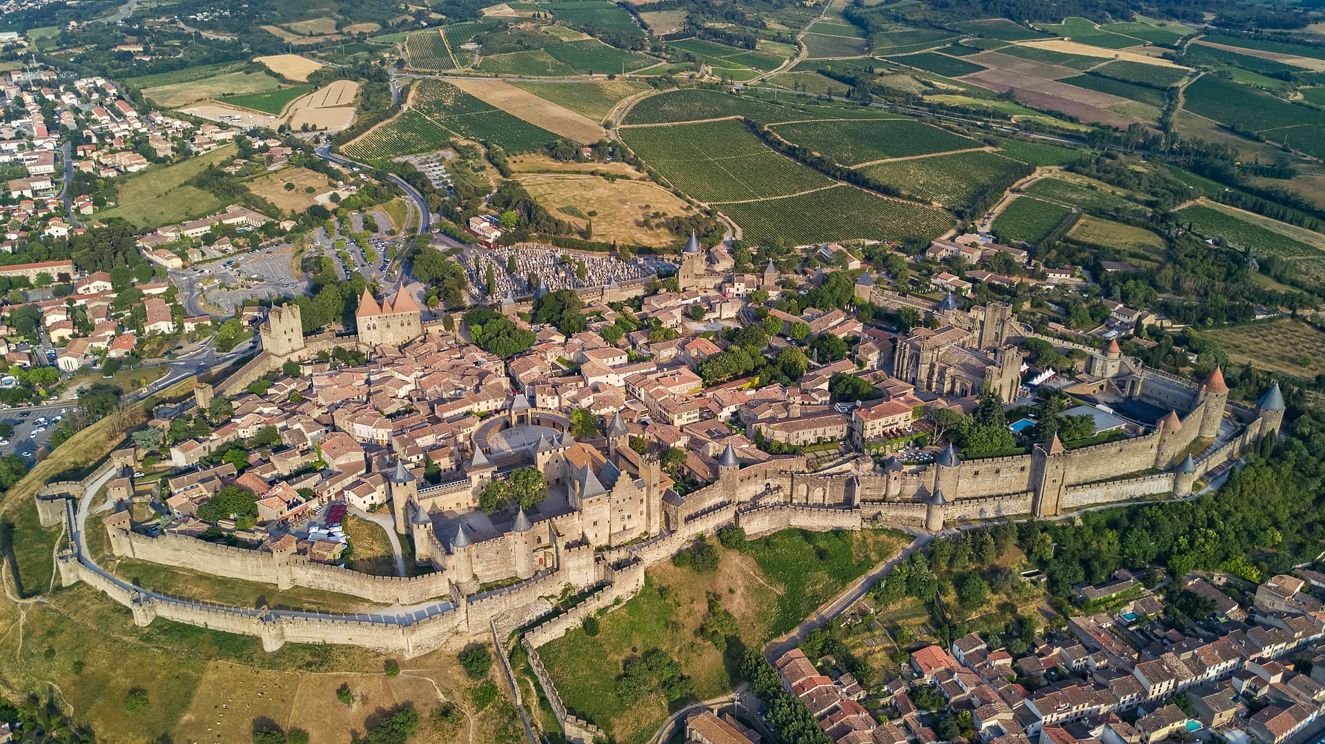 https://www.cathares.org/dossiers-histoire-patrimoine/assets/images/carcassonne-vue-aerienne-cite-medievale-fortifiee-avion-adobe-stock-162601900-luliia-sokolovska-1920x1078.jpg