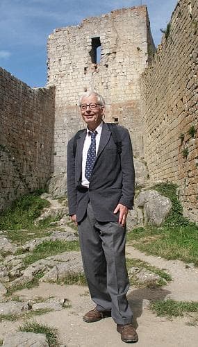 Emmanuel Le Roy Ladurie dans la cour du château de Montségur (Ariège ; photographie : Philippe Contal, 2002)