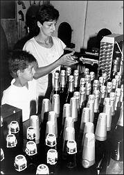 étiquetage des bouteilles au le domaine de La Bordette