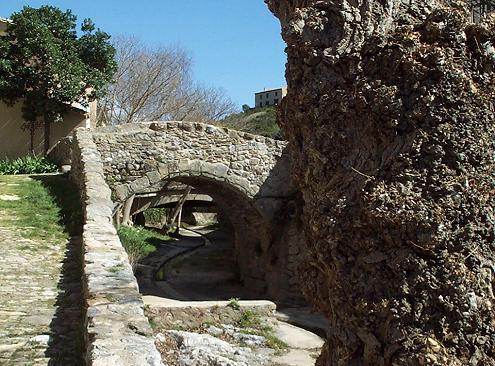 cours d'eau et pont au coeur de Villerouge-Termenès