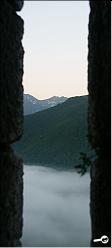 vue de la montagne de la Frau depuis une des archères du donjon de Montségur