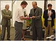 Remise de la médaille du prix Joseph-Laurent Olive à Gauthier Langlois par le député de l'Ariège, en présence du maire de Mirepoix (à droite)