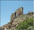 au pied du dernier mur, témoin des temps oubliés où l'on se sentait en sécurité derrière des fortifications