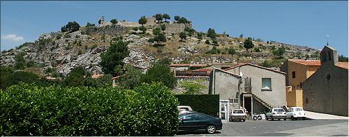 les ruines du château dominant le village de Fenouillet