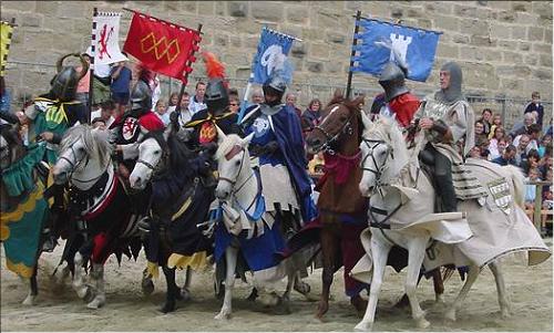la parade des chevaliers avant les joutes