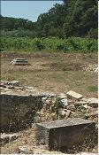 bloc de pierre taillée et pied de colonne