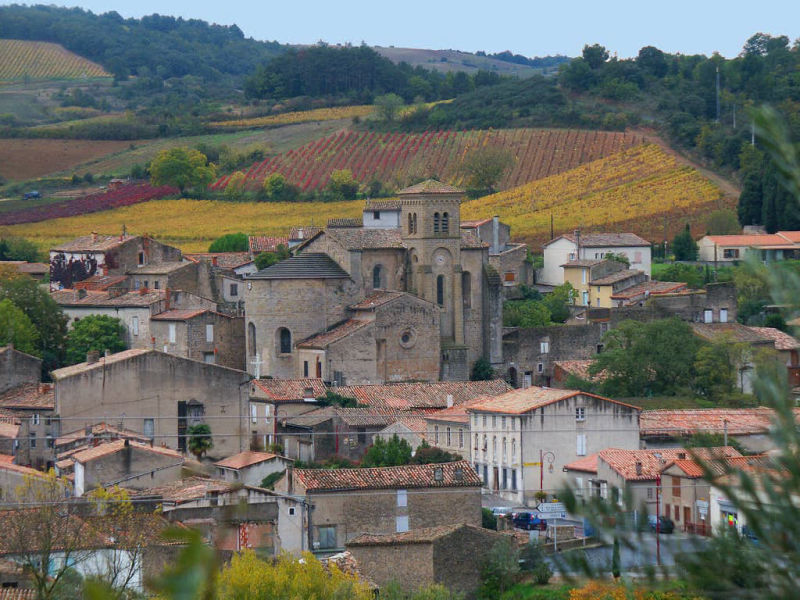 Vue d'ensemble du village et de l'abbaye de Saint-Hilaire (Aude, Pays cathare ; photographie : Philppe Contal, 2004)