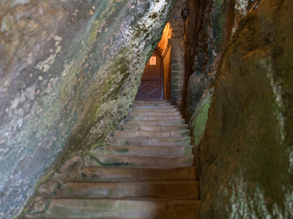 Eglise rupestre de Vals (Ariège ; photographie : Philipe Contal, 2014)