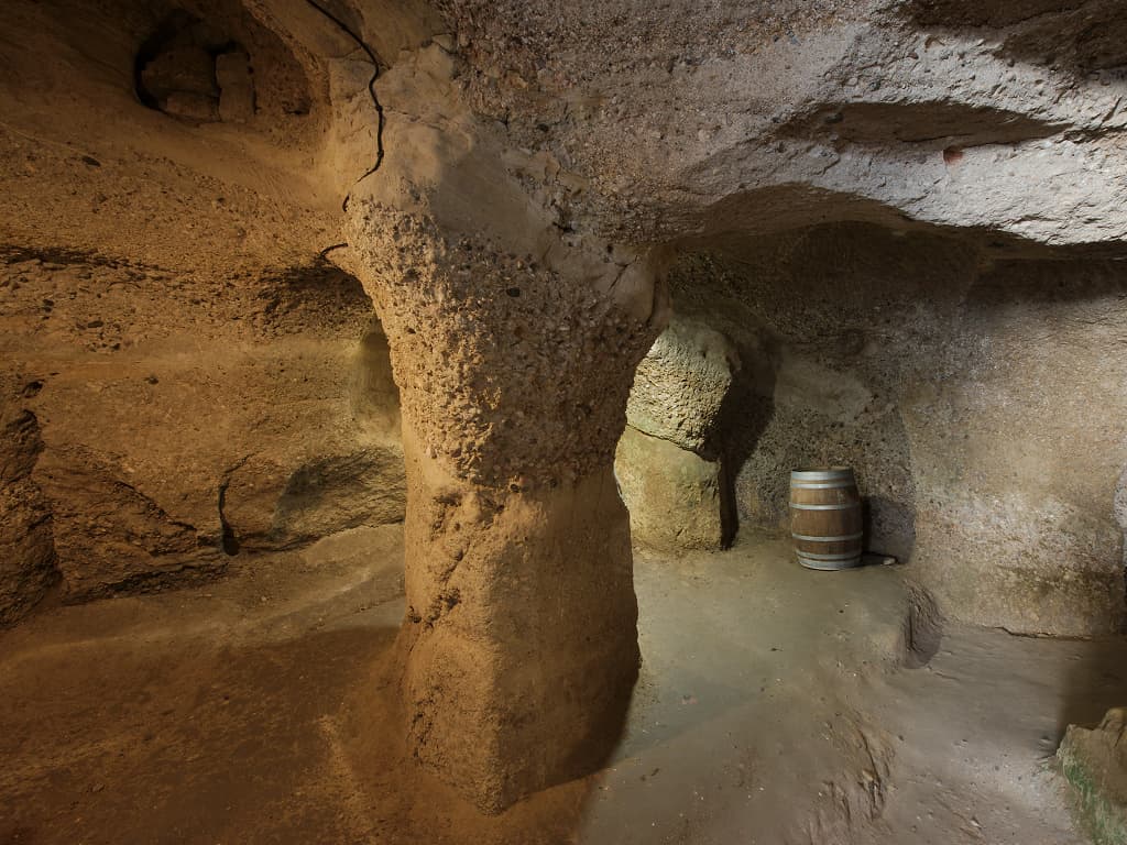 Cellier de l'abbaye Saint-Hilaire (Aude ; photographie : Philippe Contal, 2016)