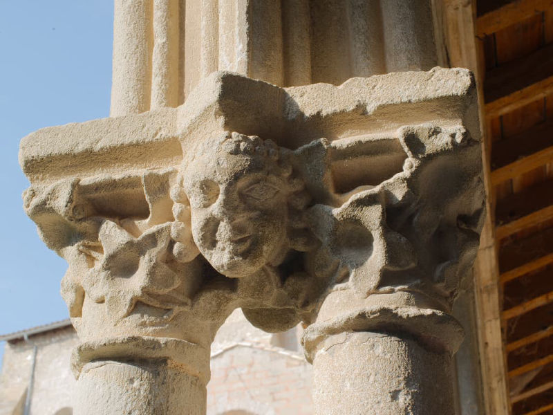 Tête de chapiteaux sculpté, cloître de l'abbaye Saint-Hilaire (Aude ; photographie : Philippe Contal, 2016)