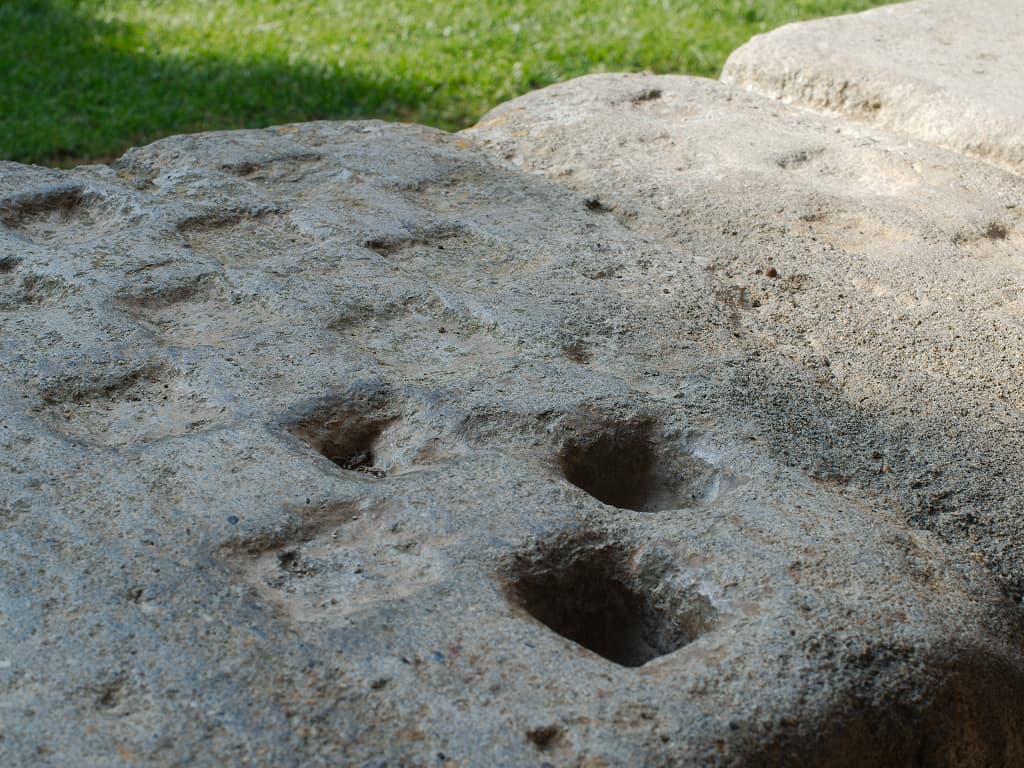 Echiquier sculpté dans les murs du déambulatoire du cloître de l'abbaye Saint-Hilaire (Aude ; photographie ; Philippe Contal, 2016)