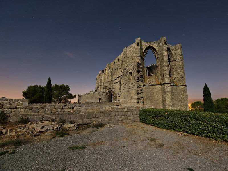 Abbaye de Saint-Félix-de-Montceau (Hérault ; photographie nocturne : Philippe Contal, 2018) - Photographie primée au concours Wiki Loves Monuments 2018