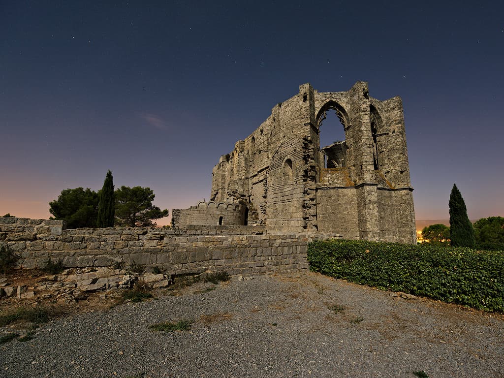 Abbaye de Saint-Félix-de-Montceau (Hérault ; photographie nocturne : Philippe Contal, 2018) - Photographie primée au concours Wiki Loves Monuments 2018
