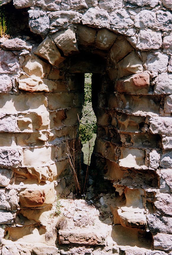 Fenêtre du château de Roquefixade (Ariège ; photographie : Philippe Contal, 1997)