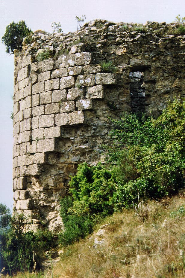 Tour de l'enceinte fortifiée du château d'Aguilar (Corbières, Aude, Pays cathare ; photographie : Philippe Contal, 1997)
