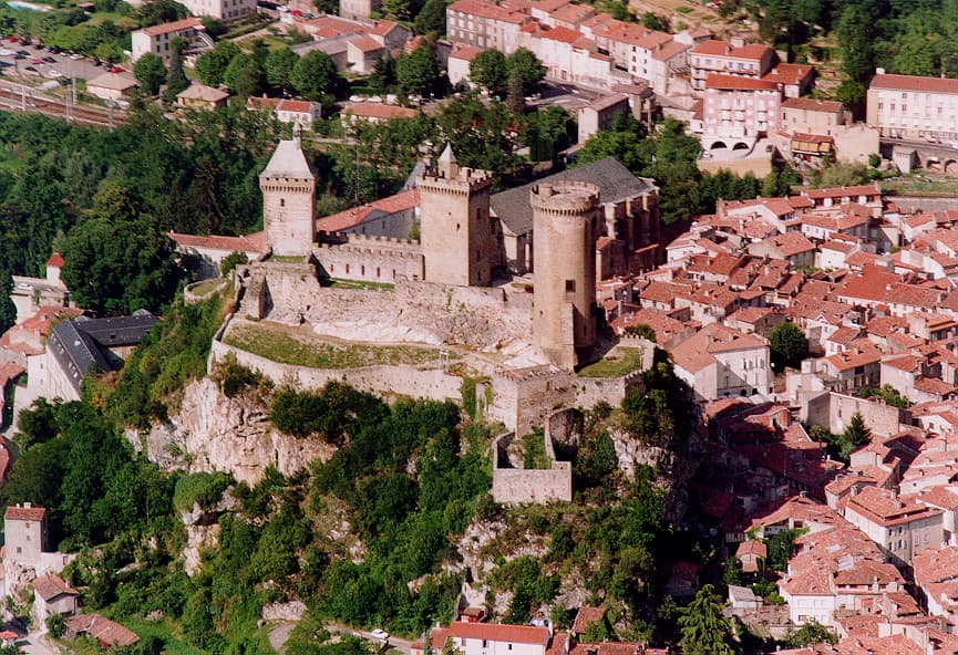 Le château de Foix observé par avion (Ariège ; photographie aérienne : Philippe Contal, 1997)