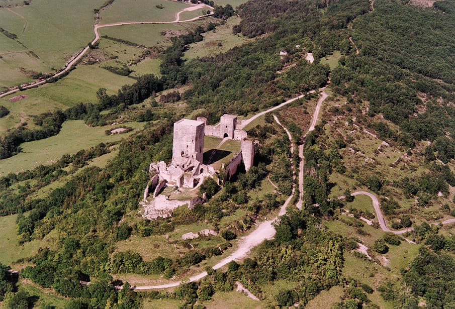 Le château de Puivert vu par avion (Aude, Pays cathare ; photographie aérienne : Philippe Contal, 1997)