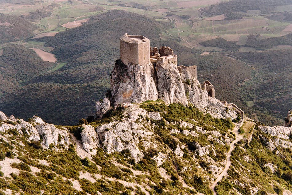 Le château cathare de Quéribus vu d'avion (Corbières, Aude, Pays cathare ; photographie aérienne : Philippe Contal, 1997)
